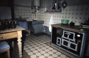 Küche mit Holzherd und Spüle 